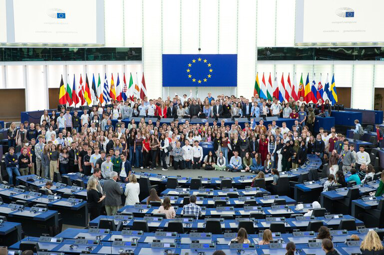 Mladi se fotografirajo v polkrožni sejni dvorani Evropskega parlamenta v Strasbourgu.