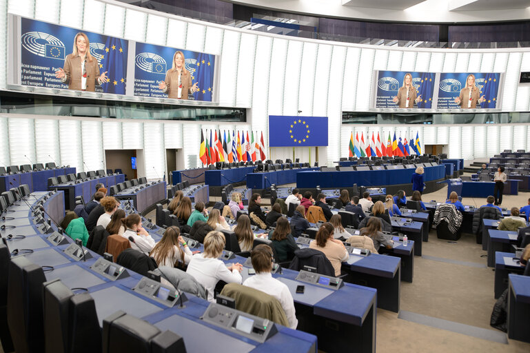 Az Európai Parlament elnöke, Roberta Metsola egy Euroscola-ülésnapon.